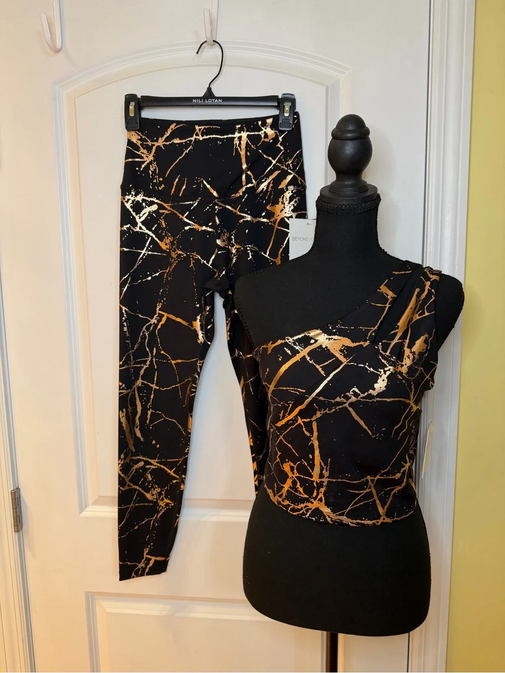 Beyond Yoga Black & Copper Marble Print matching workout Set M/L, NWT